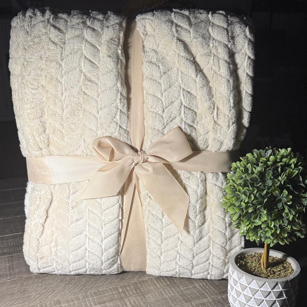 Cream Cable Knit Throw Blanket - New!